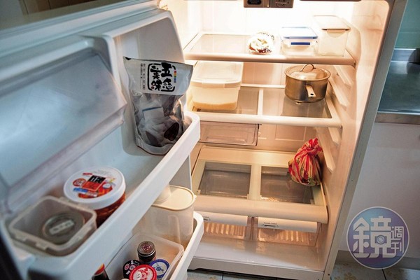 「你們拍這個冰箱會不會帶給別人壓力啊？」Nelly說，她盡量只採買當天能吃完的分量，不留剩菜。
