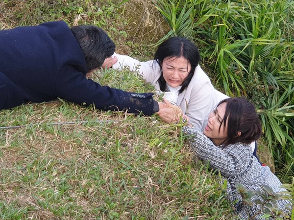 ▲《大時代》江俊翰一手抓初戀江祖平，一手抓老婆陳妍安 。（圖／民視提供）