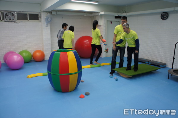 ▲台灣失智症協會知覺統合治療。（圖／台灣失智症協會提供）