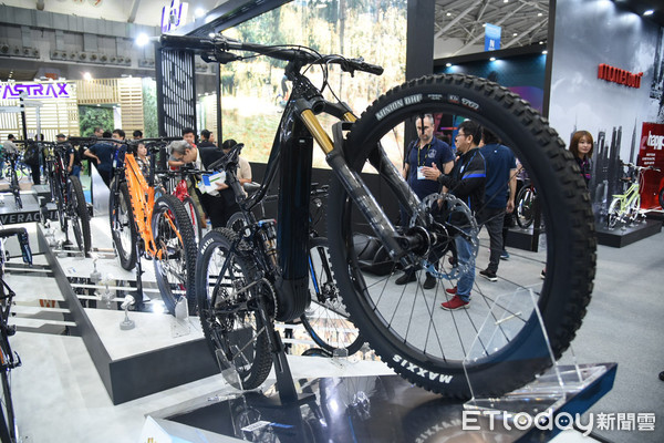 ▲巨大集團在今年國際自行車展上展出的電動自行車，吸引國內外買家的目光。（圖／記者林敬旻攝）