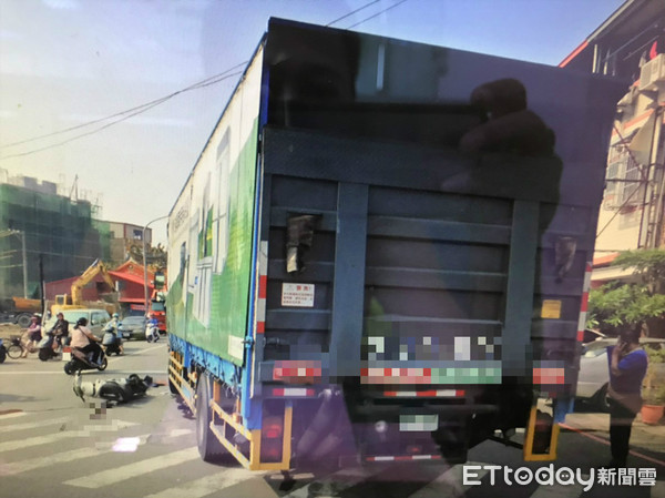 ▲▼    貨車右轉擦撞機車　騎士慘摔重傷         。（圖／記者吳奕靖翻攝）