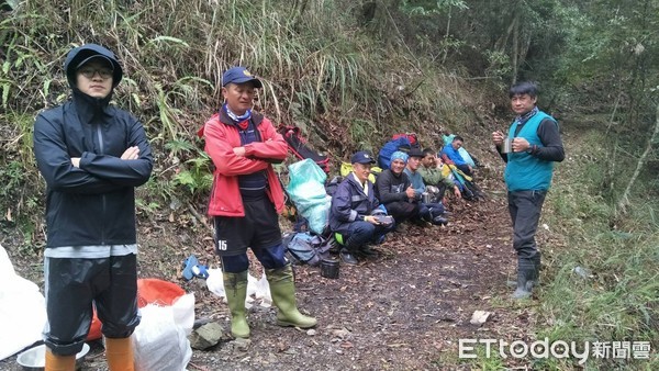 ▲本次搜救成員包括員警、山警及玉管處巡山員，尤其是山警放下手邊工作，義務全力投入救難工作，精神令人敬佩。