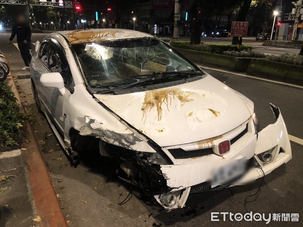 ▲▼邵姓男子開車酒駕撞18車後翻車，遭逮後仍態度囂張跋扈。（圖／記者趙永博攝）