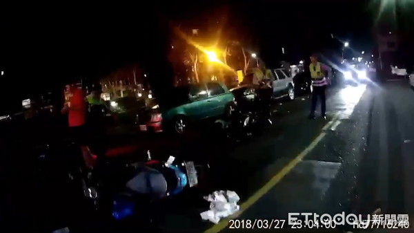 三民區有近20名青少年街頭械鬥，其中一輛白車加速衝撞對方，撞倒好幾輛機車。（圖／記者吳奕靖翻攝）