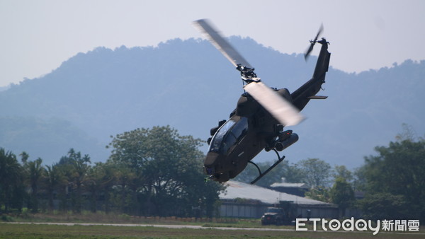 ▲陸軍營區開放 阿帕契 黑鷹直升機 眼鏡蛇攻擊直升機操演 神龍小組跳傘▼。（圖／記者呂佳賢攝）