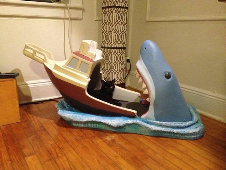 ▲▼玩具設計師在看到友人生子後，自己改造了一張大白鯊嬰兒床。（圖／翻攝自FB，Joseph Reginella）