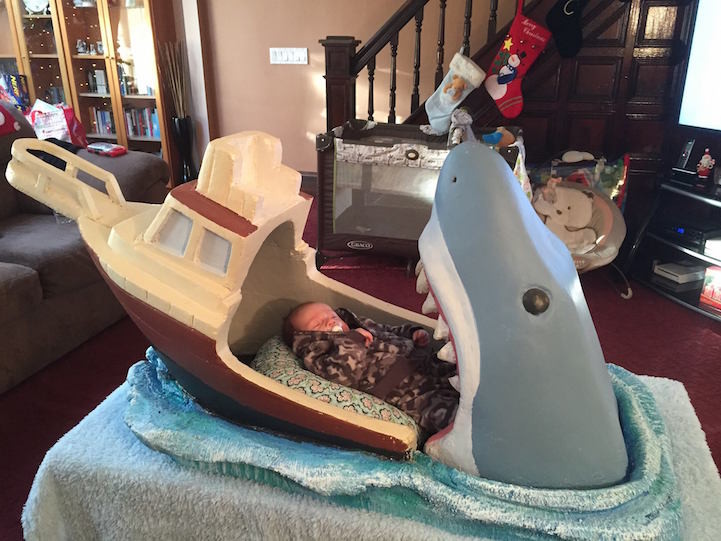 ▲▼玩具設計師在看到友人生子後，自己改造了一張大白鯊嬰兒床。（圖／翻攝自FB，Joseph Reginella）