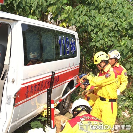 ▲台南市消防局為提昇車禍救援人命救助之能力，特辦理「撐頂拉三用快速救援器具車禍救援應用訓練」。（圖／記者林悅翻攝，下同）