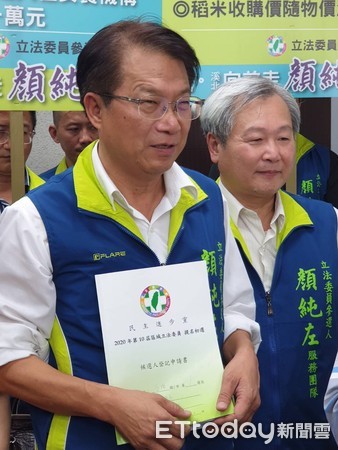 ▲前台南市副市長顏純左前往民進黨部，登記參選台南市第一選區立委。（圖／記者林悅翻攝，下同）