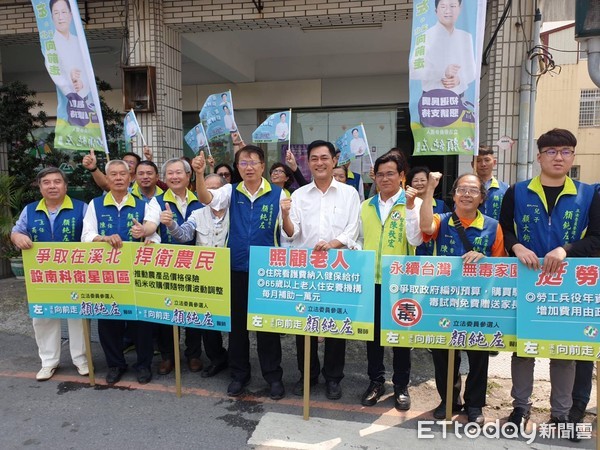 ▲前台南市副市長顏純左前往民進黨部，登記參選台南市第一選區立委。（圖／記者林悅翻攝，下同）