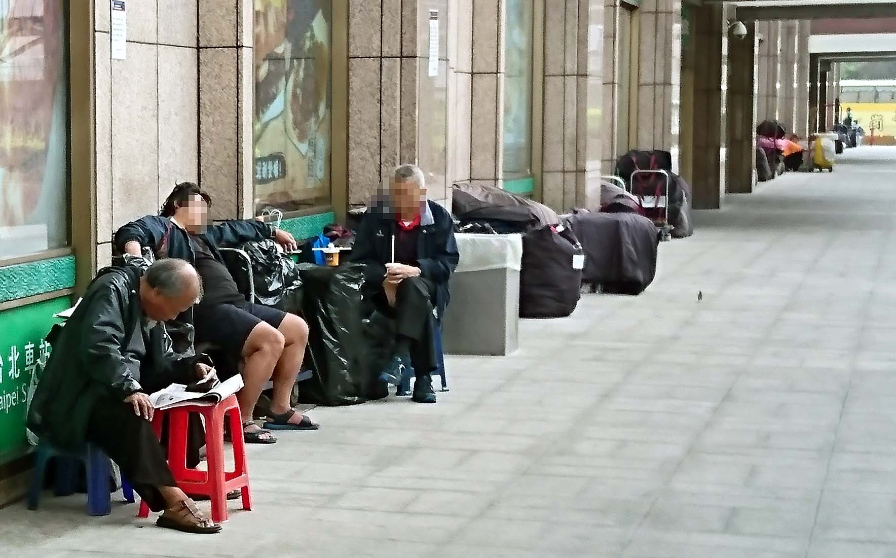 ▲▼台北車站 街友 遊民 社會問題。（圖／記者屠惠剛攝）