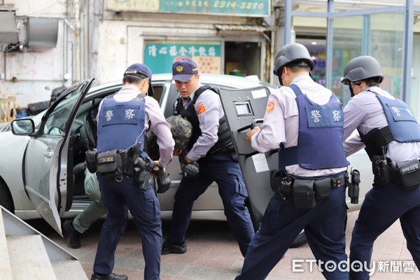 ▲▼萬華分局「靖勇演練」模擬西門紅樓前，歹徒衝撞人群擄走人質事件。（圖／記者楊佩琪翻攝）