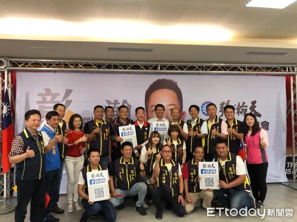 ▲國民黨籍彰化縣議員張瀚天宣布參選2020立委，台南市議員謝龍介到場站台。（圖／記者唐詠絮翻攝）