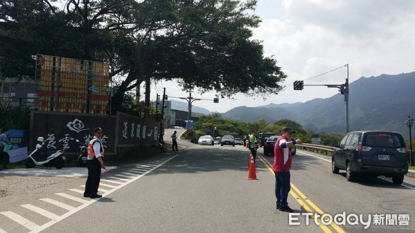 ▲ 清明連假人車潮湧北海岸 金山警啟動交通管制。（圖／記者郭世賢翻攝）