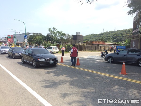 ▲ 清明連假人車潮湧北海岸 金山警啟動交通管制。（圖／記者郭世賢翻攝）