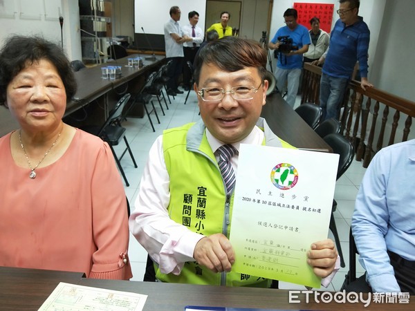 ▲▼「選我！讓專業的來。」請假中的民進黨宜蘭縣黨部主委黃建財，29日下午完成民進黨宜蘭立委黨內初選登記。（圖／記者游芳男攝，下同）