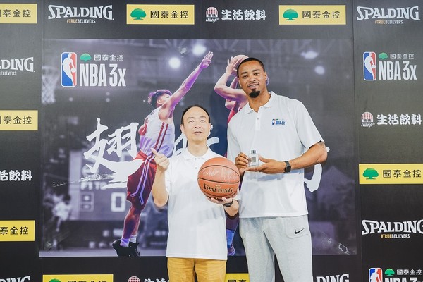 ▲▼路易斯（Rashard Lewis）訪台，陳孟欣、林彥廷、國泰營運副總經理 林健治。（圖／大漢行銷提供）