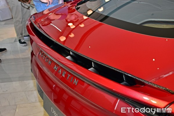 Aston Martin DBS Superleggera千萬抵台　粗手骨大玩碳纖維創意（圖／記者游鎧丞攝）