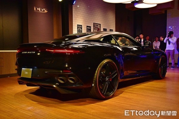Aston Martin DBS Superleggera千萬抵台　粗手骨大玩碳纖維創意（圖／記者游鎧丞攝）
