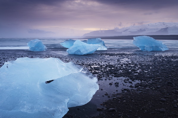 ▲歐洲島國冰島（Iceland）最大的傑古沙龍（Jokulsarlon）冰河湖旁有許多大大小小從冰川崩解下來的冰塊，散落在黑色的沙灘上，黑與白搭配的風景真的美不勝收，也被稱作為「鑽石冰沙灘（Diamond beach）」。（圖／達志影像／美聯社）