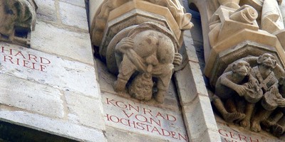 中世紀男雕像很會玩！　6百年來「自嘗莖」位於德國最古老市政廳