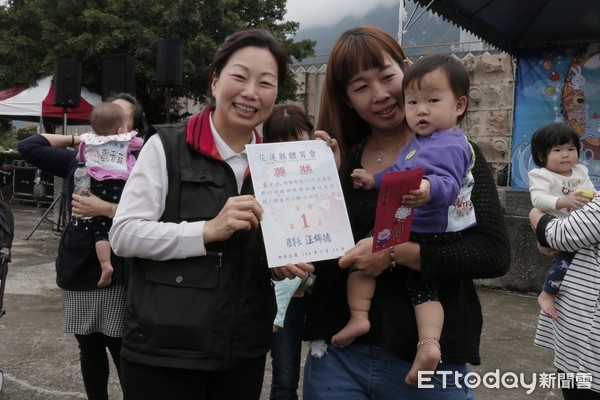 ▲花蓮縣長徐榛蔚在現場給孩子溫暖的擁抱。（圖／花蓮縣政府提供，下同）