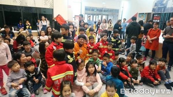 ▲立委變身消防員，親子防災寓教於樂。（圖／趙正宇服務處提供）