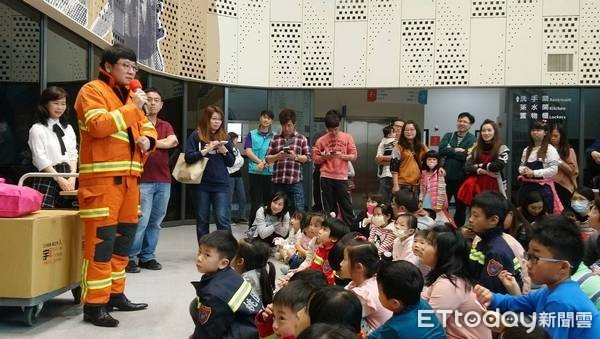 ▲立委變身消防員，親子防災寓教於樂。（圖／趙正宇服務處提供）