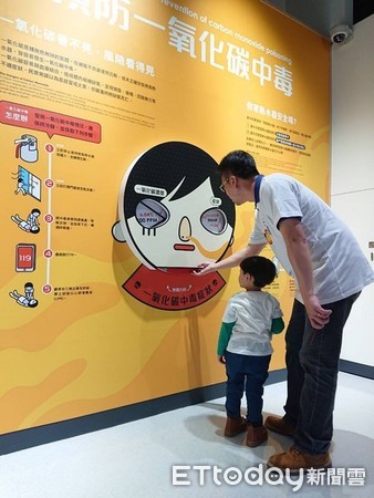 ▲立委變身消防員，親子防災寓教於樂。（圖／趙正宇服務處提供）