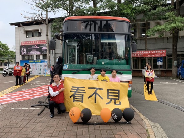 ▲遠離大型車內輪差與視野死角　小學生搭客運實地模擬。（圖／新竹市監理站提供）