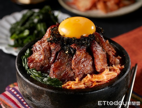 ▲開井的韓式牛肋石燒拌飯情境照。（圖／開丼提供)