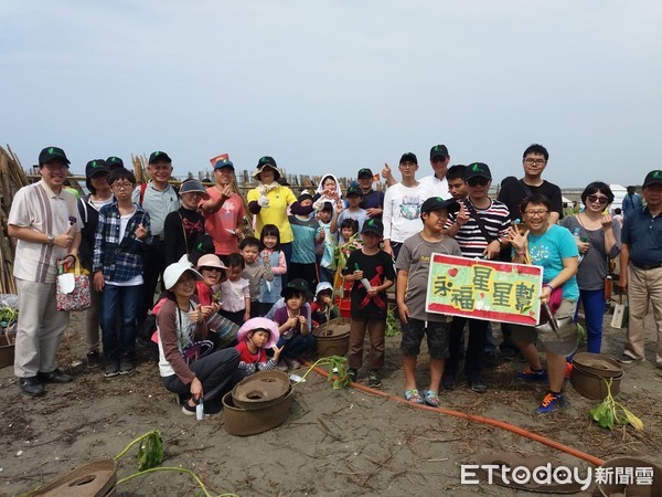 ▲台南市永福國小自閉症巡迴班星星兒家庭40多人，參加鹿耳門天后宮旁「府城天險」的南側海岸與各單位一起植樹護地球。（圖／記者林悅翻攝，下同）