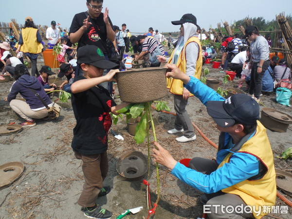 ▲台南市永福國小自閉症巡迴班星星兒家庭40多人，參加鹿耳門天后宮旁「府城天險」的南側海岸與各單位一起植樹護地球。（圖／記者林悅翻攝，下同）