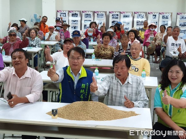 ▲前台南市副市長顏純左等人，針對「建立農產品價格保險制度」、「稻米收購價格隨物價指數調整」提出建言，希望政府照顧農民接地氣。（圖／記者林悅翻攝，下同）