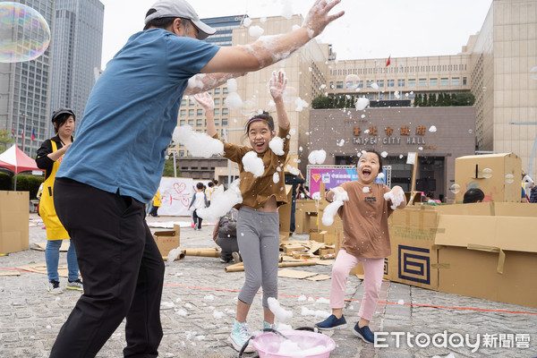 ▲史上頭一遭!400親子把台北市府前馬路變遊戲場。（圖／特公盟提供)