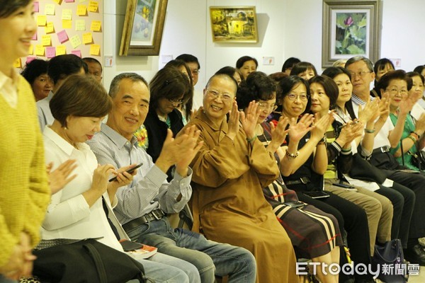 ▲佛光山佛光緣美術館台南分館舉辦「丁菱娟與朋友們的第三人生畫展」，由世紀奧美公關創辦人丁菱娟，與知名財經作家與廣播主持人夏韻芬進行畫展座談。（圖／記者林悅翻攝，下同）