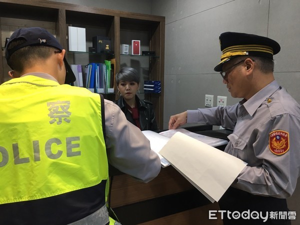 ▲台南市警永康警分局3月30日晚上機動突擊，舉行擴大臨檢專案勤務，市警局長黃宗仁特別前往永康分局主持勤前教育並慰勉員警辛勞。（圖／記者林悅翻攝，下同）