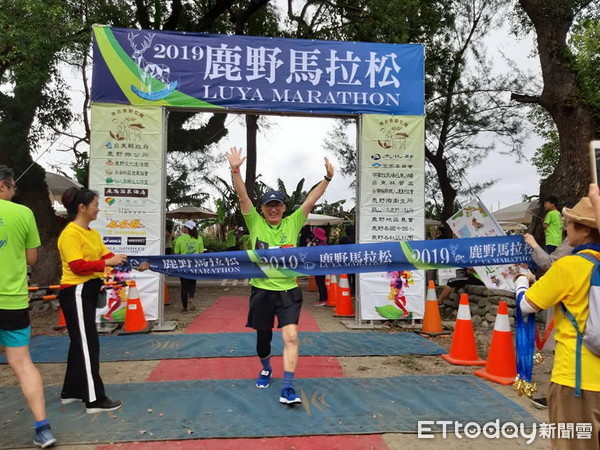 第七屆的2019鹿野馬拉松賽，30日在台東縣鹿野鄉登場，計有1500位選手報名參與，世新大學社會服務團校外團友會由指導老師何其慧率150位伙伴共襄盛舉。（圖／2019鹿野馬拉松賽主辦單位提供）