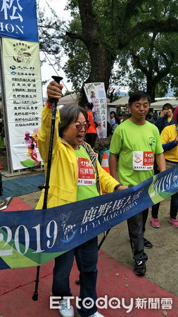 第七屆的2019鹿野馬拉松賽，30日在台東縣鹿野鄉登場，計有1500位選手報名參與，世新大學社會服務團校外團友會由指導老師何其慧率150位伙伴共襄盛舉。（圖／2019鹿野馬拉松賽主辦單位提供）