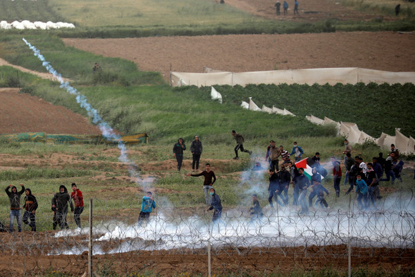 ▲▼巴勒斯坦民眾聚集在以色列與加薩走廊邊界抗議。（圖／路透社）