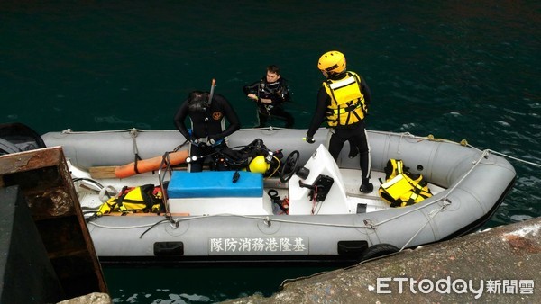 ▲▼     快訊／基隆港碼頭「1車墜海」民眾目睹嚇傻　事故起因待釐清       。（圖／記者郭世賢翻攝）