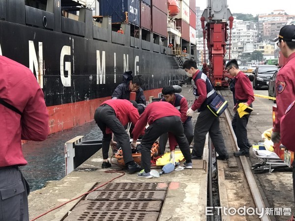 ▲▼     快訊／基隆港碼頭「1車墜海」民眾目睹嚇傻　事故起因待釐清       。（圖／記者郭世賢翻攝）