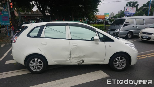 ▲▼何姓機車騎士撞上左轉汽車，被破損機車車體割傷，臟器外露，經急救脫離險境             。（圖／記者陳以昇翻攝）