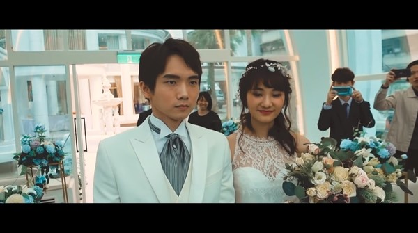 ▲哲哲秘戀2年突「宣布結婚」！婚禮畫面曝光　球球PO照：是真的。（圖／翻攝自YouTube／黃氏兄弟）