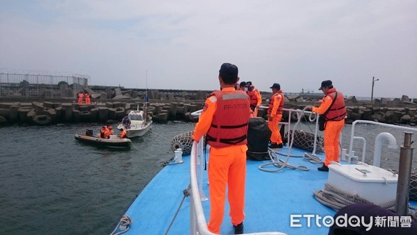 ▲海巡署艦隊分署台南海巡隊，將「冒」字號遊艇人船平安拖返回興達港脫險。（圖／記者林悅翻攝，下同）