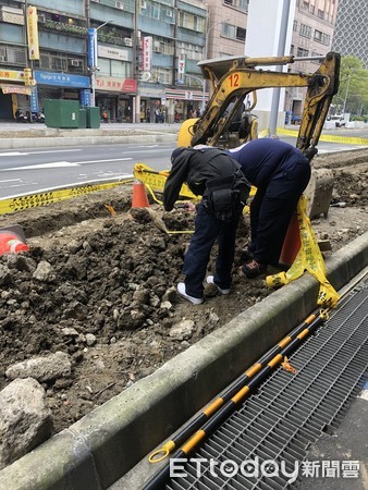 ▲▼板橋區民生路3月份連挖到2顆未爆彈，目前軍方已帶回調查             。（圖／記者陳以昇翻攝）