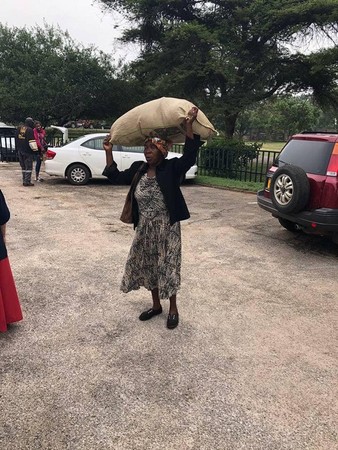 ▲▼辛巴威71歲阿嬤沒錢搭小巴士，徒步16公里只為了捐贈物資給災民。（圖／翻攝自Facebook／Highlands Presbyterian Church - Harare）