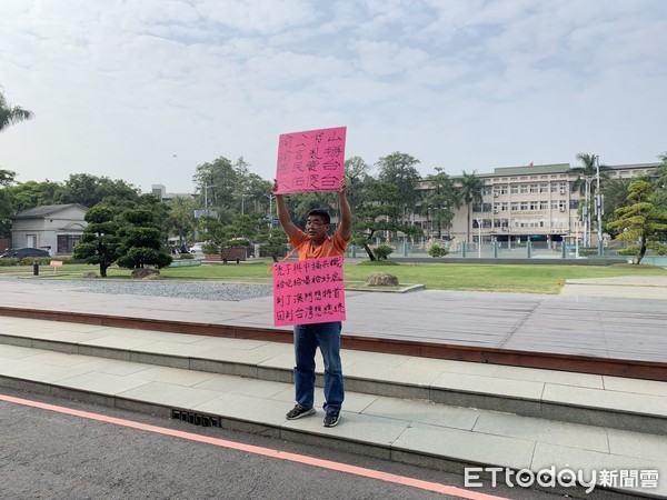 ▲韓國瑜1日將到議會接受質詢，抗議人士舉牌抗議「麥練笑話」            。（圖／記者吳奕靖攝）