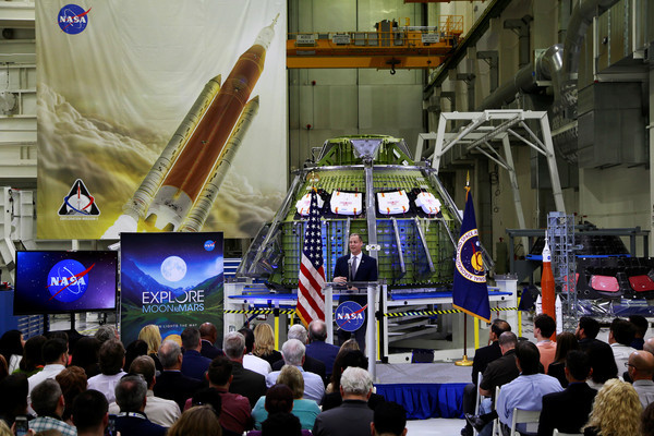▲美國副總統彭斯（Michael Pence ）26日表示，要讓美國太空人在2024年再度登陸月球。（圖／路透）