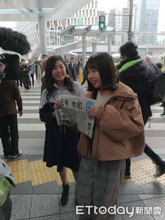 ▲▼日本媒體搶印新年號「令和」出爐的號外，JR大阪站的乘客搶閱。（圖／GrandMaxima提供）